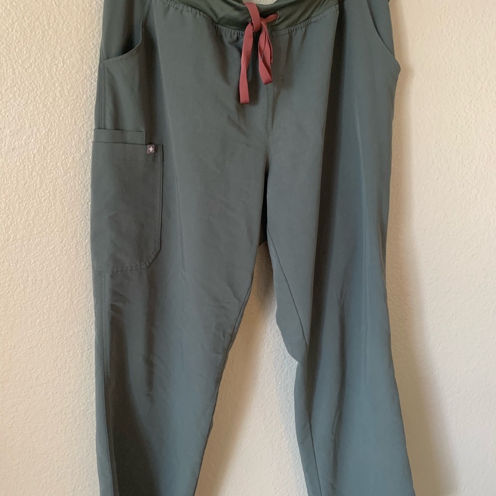 Figs Kade women’s scrub pants in Limited Edition color Bonsai- size 3XL Tall